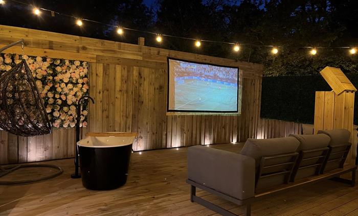 Sleep 4 guests. Outside cinema screen, hot tub, and pet friendly